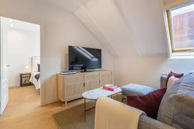 Una televisión o centro de entretenimiento en Charming Attic with Terrace in Las Letras