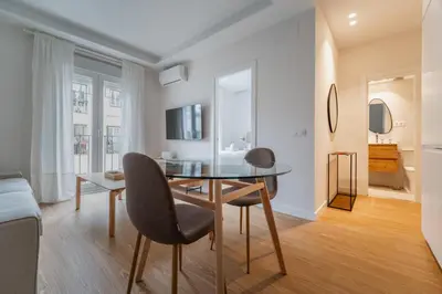 Una televisión o centro de entretenimiento en Central Cozy -1Bedroom 1Bath-Tirso de Molina