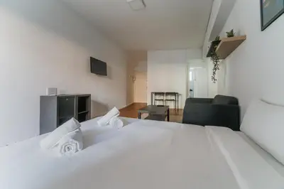 Una televisión o centro de entretenimiento en Comfortable central studio - Malasaña