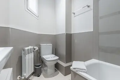 Un baño de Stunning spacious -3Bdr 25Baths -Salamanca