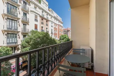 Un balcón o terraza de Stunning spacious -3Bdr 25Baths -Salamanca