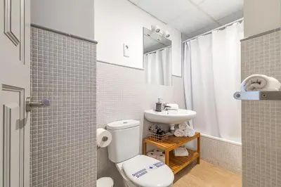 Un baño de Heima en las Letras 2D. Alquiler temporal