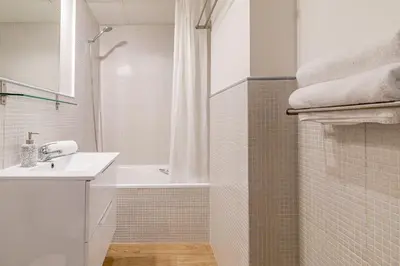 Un baño de Heima en las Letras 1D. Alquiler temporal
