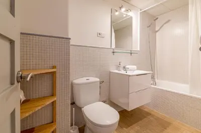 Un baño de Heima en las Letras 1D. Alquiler temporal