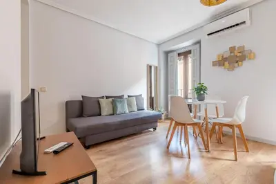 Una televisión o centro de entretenimiento en Heima Enjoy Madrid, Alquiler Temporal