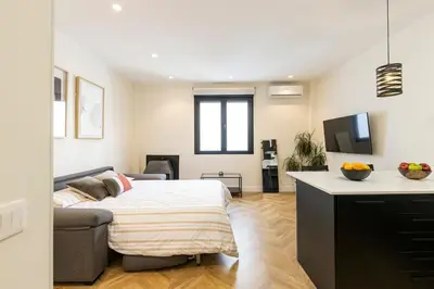 Una televisión o centro de entretenimiento en Spacious apartment 15 minutes from Puerta del Sol
