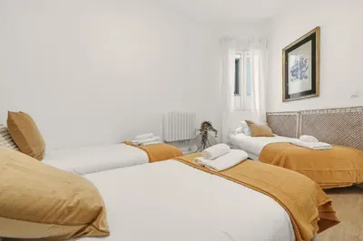 Cama o camas de una habitación en Cream Lavapiés II by Hogar4