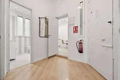 Un baño de Cream Lavapiés II by Hogar4