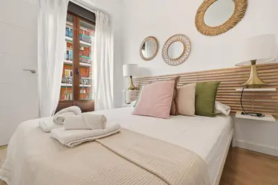 Cama o camas de una habitación en Cream Lavapiés II by Hogar4