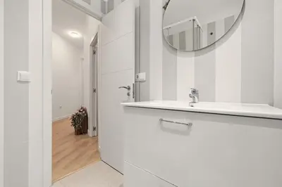 Un baño de Cream Lavapiés II by Hogar4