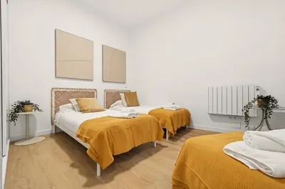 Cama o camas de una habitación en Cream Lavapiés II by Hogar4