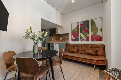 Una cocina o zona de cocina en Queen's Puerta del Sol Boutique I - Alojamiento Corta Estancia