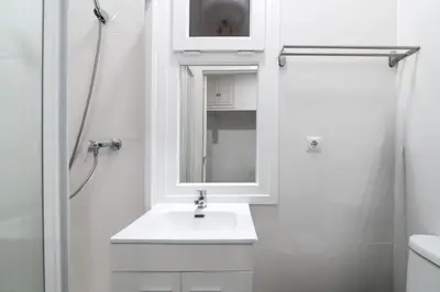 Un baño de QGZ16 Piso 2 Dormitorios Chamberí Moncloa
