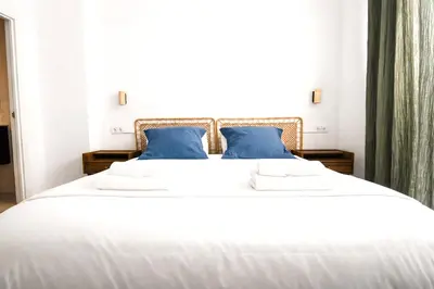Cama o camas de una habitación en Contemporary Chic with Expansive Sun Patio