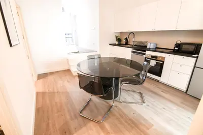 Una cocina o zona de cocina en Contemporary Chic with Expansive Sun Patio