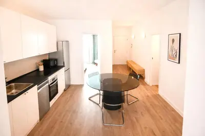 Una cocina o zona de cocina en Contemporary Chic with Expansive Sun Patio