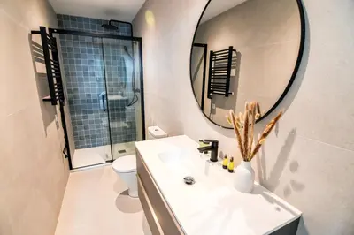 Un baño de Contemporary Chic with Expansive Sun Patio