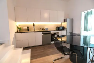 Una cocina o zona de cocina en Contemporary Chic with Expansive Sun Patio