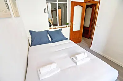 Cama o camas de una habitación en Contemporary Chic with Terrace & Balcony