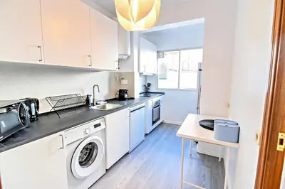 Una cocina o zona de cocina en Contemporary Chic with Terrace & Balcony