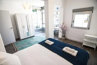 Cama o camas de una habitación en Contemporary chic Sun-Drenched Oasis with Terrace