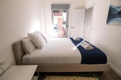 Cama o camas de una habitación en Contemporary chic Sun-Drenched Oasis with Terrace