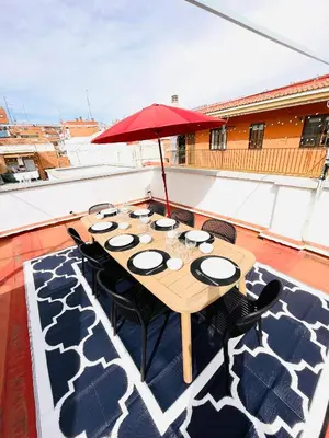 Un balcón o terraza de Contemporary chic Sun-Drenched Oasis with Terrace