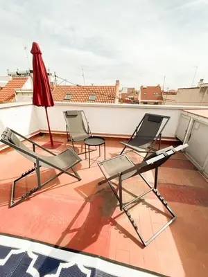 Un balcón o terraza de Contemporary chic Sun-Drenched Oasis with Terrace