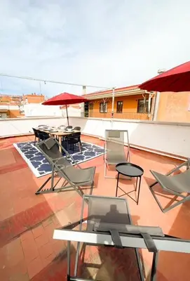 Un balcón o terraza de Contemporary chic Sun-Drenched Oasis with Terrace