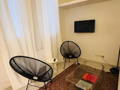 Una televisión o centro de entretenimiento en Exyca Chamberí