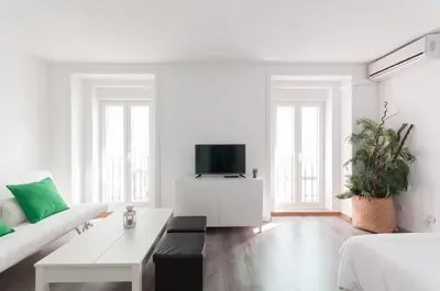 Una televisión o centro de entretenimiento en Casa blanca con mucha energía