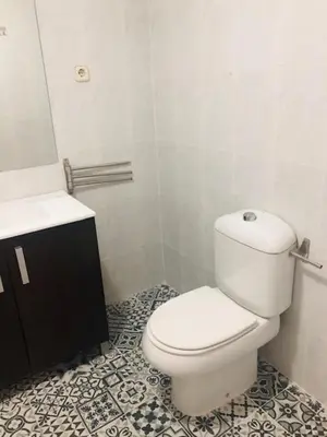Un baño de Casa blanca con mucha energía