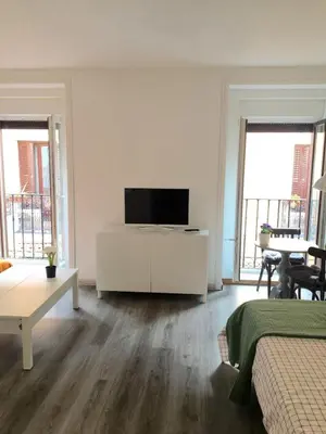 Una televisión o centro de entretenimiento en Casa blanca con mucha energía