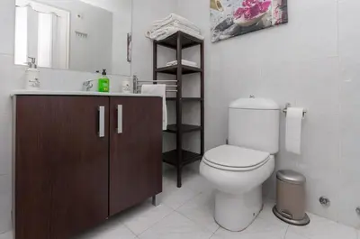 Un baño de Casa blanca con mucha energía