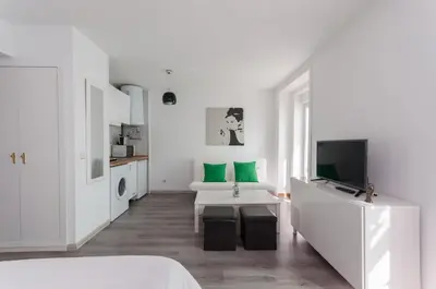 Una televisión o centro de entretenimiento en Casa blanca con mucha energía