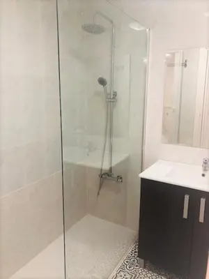 Un baño de Casa blanca con mucha energía