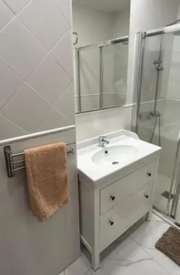 Un baño de Urban Arniches, junto a Plaza Mayor