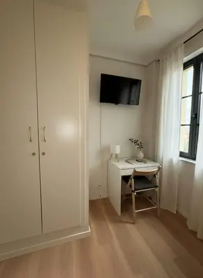 Una televisión o centro de entretenimiento en Urban Arniches, junto a Plaza Mayor