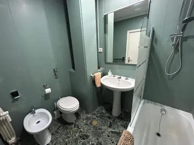 Un baño de Urban Arniches, junto a Plaza Mayor
