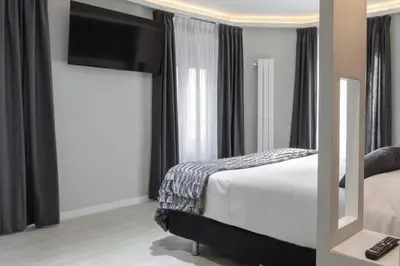 Una televisión o centro de entretenimiento en Hostal Overnight Madrid