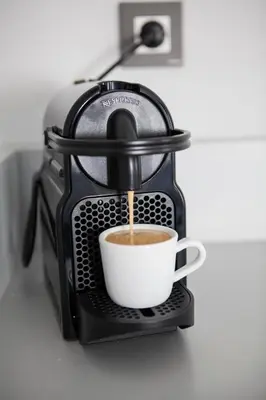 Utensilios para hacer té y café en Hostal Overnight Madrid