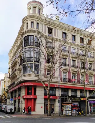 Edificio en el que se encuentra el hostal o pensión