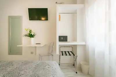 Una televisión o centro de entretenimiento en Hostal Met Madrid