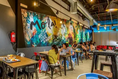 Un restaurante o sitio para comer en Mola Hostel