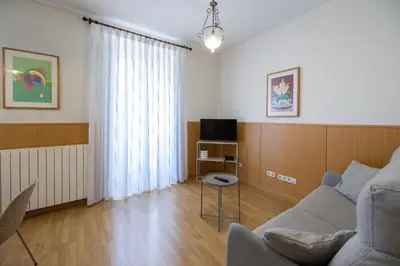 Una televisión o centro de entretenimiento en Oriente Suites