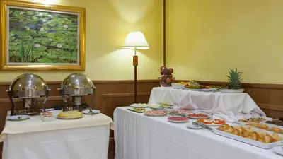 Comida en o cerca de este hotel