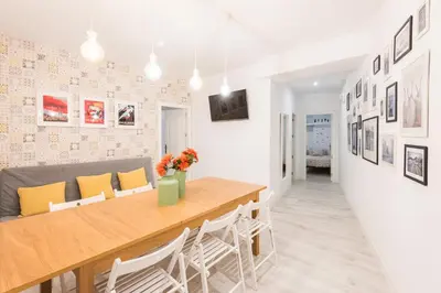 Una televisión o centro de entretenimiento en Atocha apartamentos zona Centro