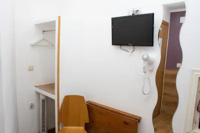 Una televisión o centro de entretenimiento en Hostal Abel Victoriano