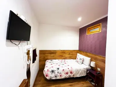 Una televisión o centro de entretenimiento en Hostal Abel Victoriano