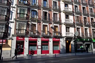 Edificio en el que se encuentra el hostal o pensión